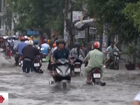 Ngập ngày ngập đêm, người dân TP.HCM khổ khi mùa mưa về