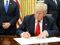 Những sắc lệnh đầu tiên của ông Trump: Xóa sổ Obamacare, rút Mỹ khỏi TPP