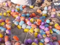 Hàng nghìn quả trứng phục sinh dạt vào bãi biển Langeoog, Đức