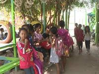 Độc đáo trường học từ rác tái chế tại Campuchia
