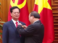 Thủ tướng trao huy hiệu Đảng cho cán bộ lão thành