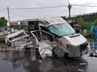Thêm 2 người tử vong trong vụ xe khách tông nhau ở Kon Tum