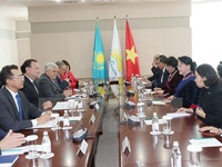 Chủ tịch Quốc hội gặp mặt một số chính đảng Kazakhstan