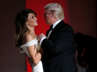 Tổng thống Donald Trump khiêu vũ tình tứ cùng vợ trên nền nhạc My way