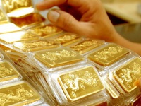 Giá vàng trong nước giảm theo thế giới