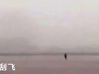 Trung Quốc: Chạy 500m đuổi theo vé máy bay vì gió lớn