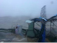 Trực tiếp bão số 12: Bão số 12 giật cấp 15, quần thảo Phú Yên nhiều giờ
