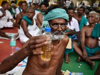 Nông dân Ấn Độ uống... nước tiểu biểu tình vì hạn hán