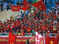 Vũ điệu dưới mưa của các CĐV bóng đá Việt Nam