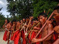 Bộ lạc sống tách biệt trong rừng Amazon yêu thích tiệc tùng
