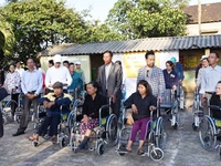Việt kiều Đức trao tặng xe lăn cho người tàn tật Quảng Trị
