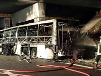 Xe bus tông cột điện, ít nhất 16 học sinh tử vong