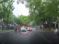 Clip: Tài xế lái taxi rẽ ẩu, suýt gây tai nạn nghiêm trọng