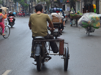 Nhiều xe máy cũ nát lưu thông ở Hà Nội