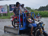 TP.HCM: Những chuyến xe tình nguyện chở người qua vùng ngập
