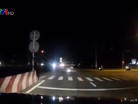 Vượt đèn đỏ với tốc độ nhanh, xe máy gây tai nạn