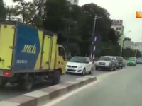 Hà Nội phạt lái xe tải đi ngược chiều trên cầu vượt Nguyễn Chí Thanh