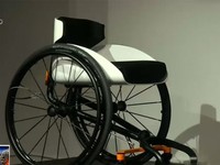 Xe lăn không cần dùng tay dành cho người khuyết tật