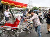 Xe ôm, xích lô ở Hà Nội phải đeo thẻ, đăng ký giấy phép đăng ký kinh doanh?