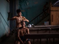 3 năm thực hiện 1 bộ ảnh, người đàn ông Uruguay lột tả chân thực đến tái tê cuộc sống của nghệ sĩ xiếc Việt Nam