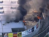 Máy bay đâm thẳng vào trung tâm thương mại tại Australia