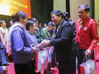 Phó Chủ tịch Quốc hội Tòng Thị Phóng tặng quà Tết cho vùng đồng bào dân tộc