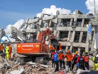 Indonesia: Tìm kiếm khoảng 50 người bị mắc kẹt trong khách sạn sau trận động đất