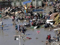 Nạn nhân do động đất, sóng thần ở Indonesia tiếp tục tăng