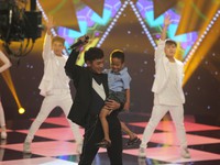 Issac nhảy cực sung cùng 'cậu bé xếp dép' trong chương trình WeChoice