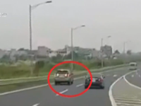 Bất chấp nguy hiểm, tài xế vô tư cho xe ô tô chạy lùi trên cao tốc
