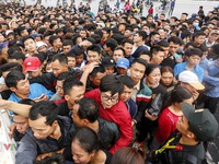 Hàng nghìn người chen nhau mua vé xem trận ĐT Việt Nam - ĐT Malaysia