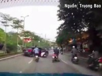Xe Audi lùi xe gây tai nạn trên đường Đào Tấn, Hà Nội