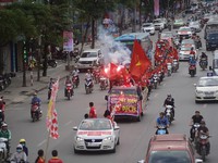 CĐV hừng hực diễu hành tiếp sức ĐT Việt Nam đấu ĐT Malaysia
