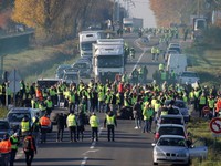 Làn sóng biểu tình gây thiệt hại nặng cho kinh tế Pháp