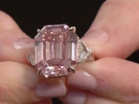 Viên kim cương hồng Pink Legacy được mua với giá kỷ lục 50 triệu USD