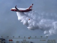 Australia sử dụng máy bay để dập cháy rừng