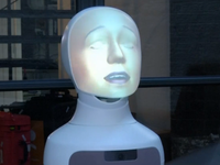 Robot hình người có gương mặt biểu cảm