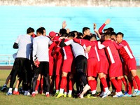 ĐT Việt Nam tập buổi đầu tiên tại Lào: Toàn đội lạc quan trước trận ra quân tại AFF Cup 2018
