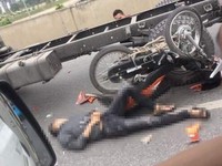 Hà Nội: Va chạm với xe tải trên vành đai 3 trên cao, 2 thanh niên đi xe máy nguy kịch