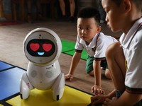 Robot trợ giảng tại Trung Quốc
