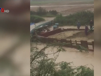 Ghe hút cát trộm trong mưa đâm vào cầu dân sinh ở Đại Lộc (Quảng Nam)