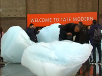 Anh trưng bày các khối băng nhằm chống biến đổi khí hậu