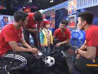 Trước giờ ra sân, các cầu thủ Việt Nam mang điều ước đến cho cậu bé 4 tuổi bị u não