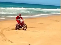 Hài hước hình ảnh ông già Noel đua xe mô tô