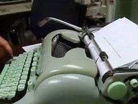 Giới trẻ Mỹ quay về với máy đánh chữ cổ điển