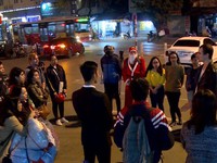 Người nước ngoài tại Việt Nam làm từ thiện dịp Giáng sinh