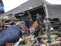 Công tác tìm kiếm cứu hộ sau sóng thần tại Indonesia gặp khó khăn
