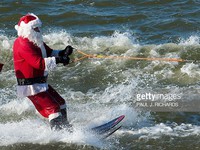 Thú vị cuộc thi lướt sóng của các ông già Noel tại Mỹ