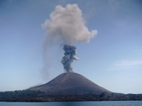 Indonesia điều hướng các chuyến bay do núi lửa hoạt động mạnh