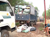 Bắt quả tang 7 xe tải đổ thải trộm ra môi trường tại Đồng Nai
